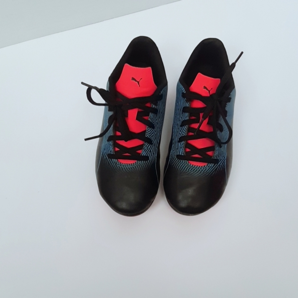 Soccer shoes